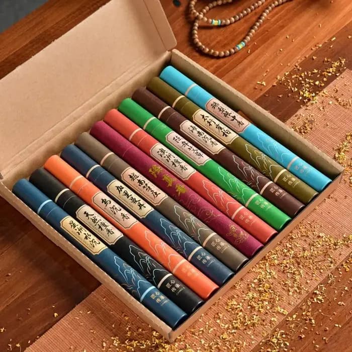 11 parfums disponibles avec boîte-cadeau dans des canettes de 20g, environ 40 pièces/canette d'encens en bâton de bois de santal linéaire naturel longue durée