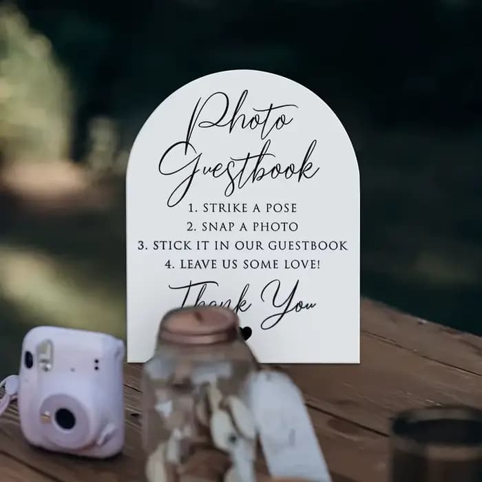 Une carte de bienvenue de 24 x 20 cm où les invités peuvent laisser leurs photos, coller dans le livre d'or et laissez un message aimant!