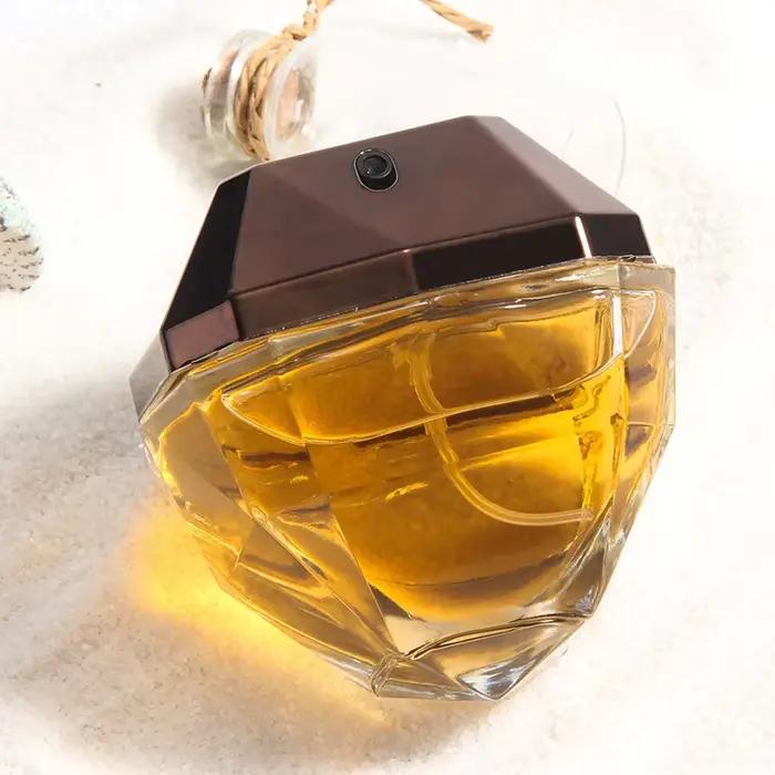 Luxueuse eau de Toilette au parfum durable. Parfum floral et fruité pour femme Golden Diamond. Spray corporel de haute qualité