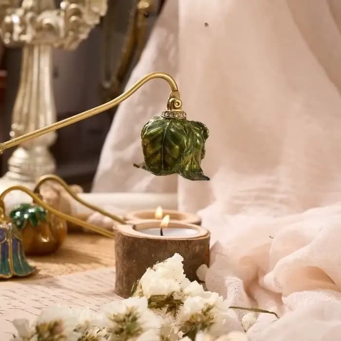 Éteignoir de bougie de luxe de style européen, en métal émaillé, motif floral, outil de soin des bougies DIY, cadeau d'aromathérapie pour femme, anniversaire