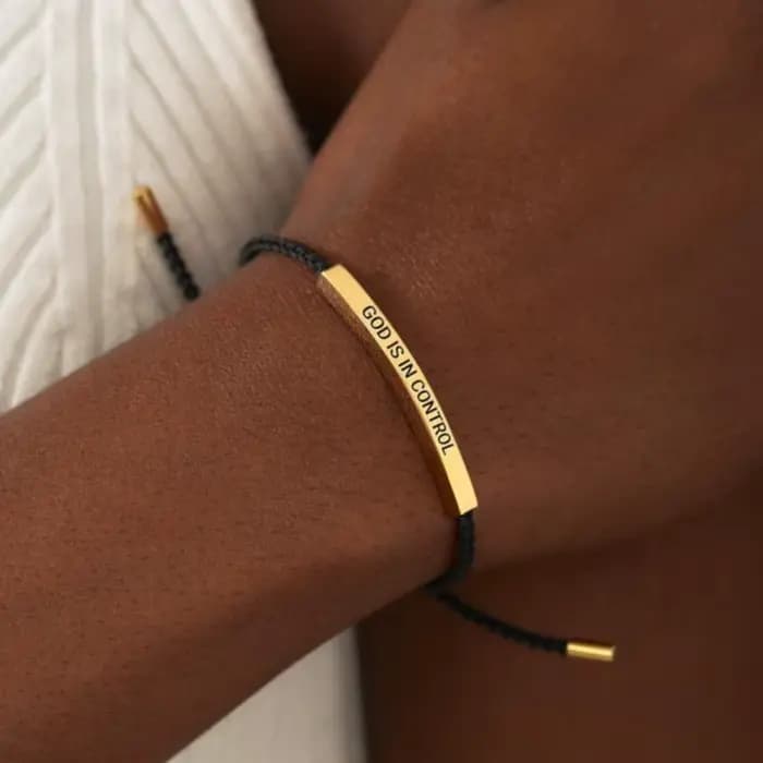 Bracelet d'inspiration élégant «il est dans le contrôle», bracelet avec lettres gravées pour femmes et hommes, réglable, bijoux cadeaux