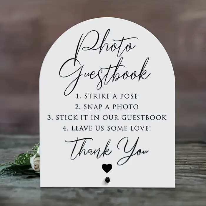 Une carte de bienvenue de 24 x 20 cm où les invités peuvent laisser leurs photos, coller dans le livre d'or et laissez un message aimant!