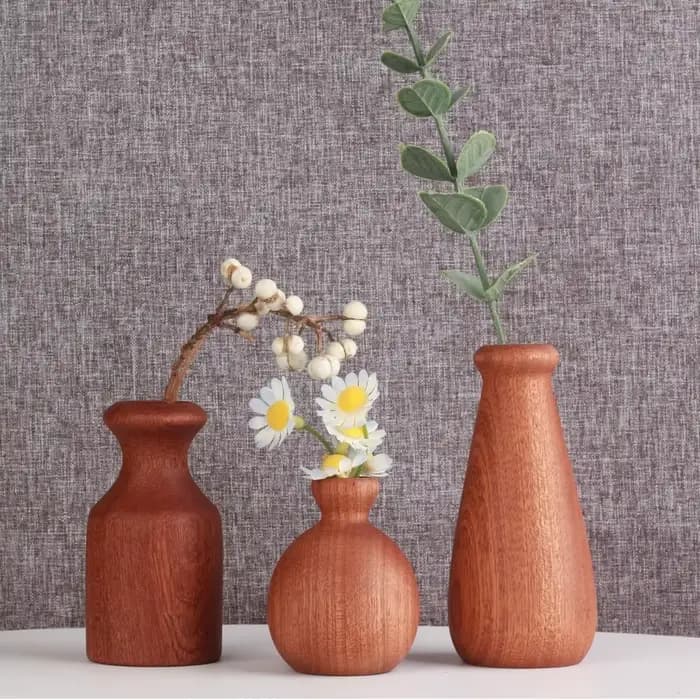 Arrangement floral simple, vase en bois, pot de fleurs décoratif fait à la main, forme de calebasse, minimalisme, décoration de table, décoration de la maison