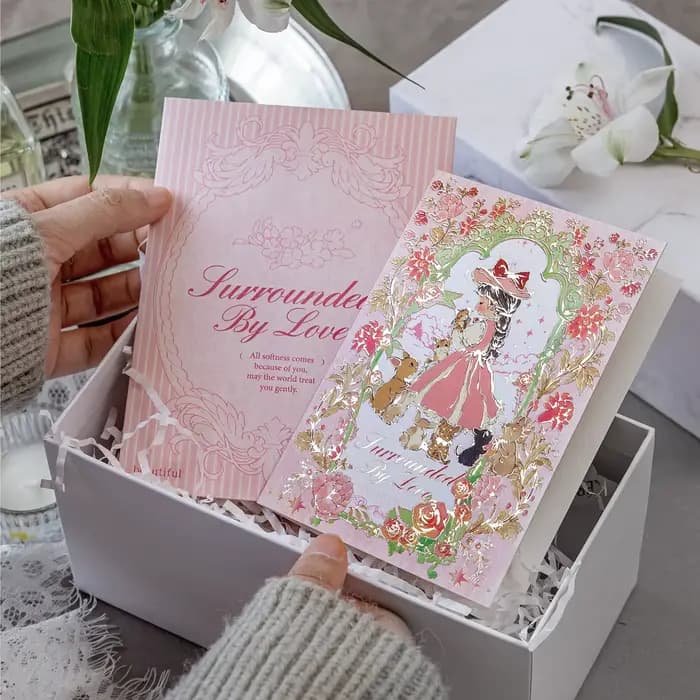 Carte de vœux de haute qualité pour enfants, motif de dessin animé réconfortant, thème 'Ville de conte de fées sous la pluie du matin', avec vœux d'anniversaire, carte manuscrite, cadeau DIY
