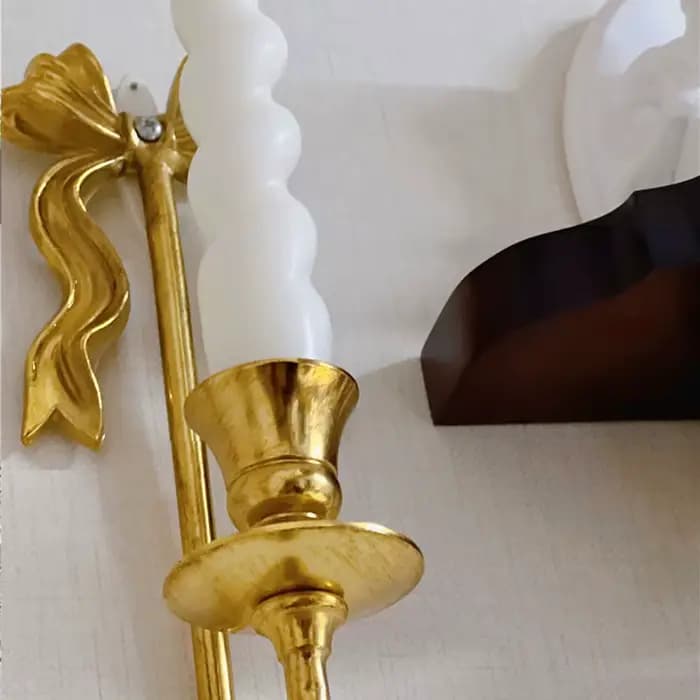 Bougeoir en laiton sculpté ci-après