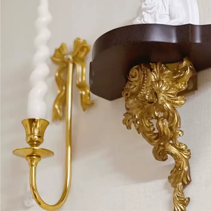 Bougeoir en laiton sculpté ci-après