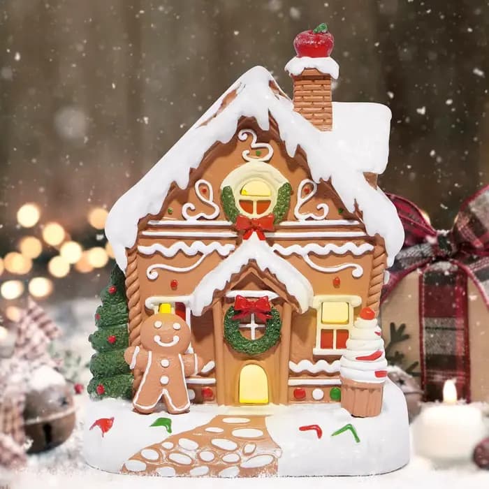 Décoration de maison en pain d'épice de Noël avec couronne de Noël, homme en pain d'épice et cheminée de pomme, décoration parfaite pour la maison de vacances