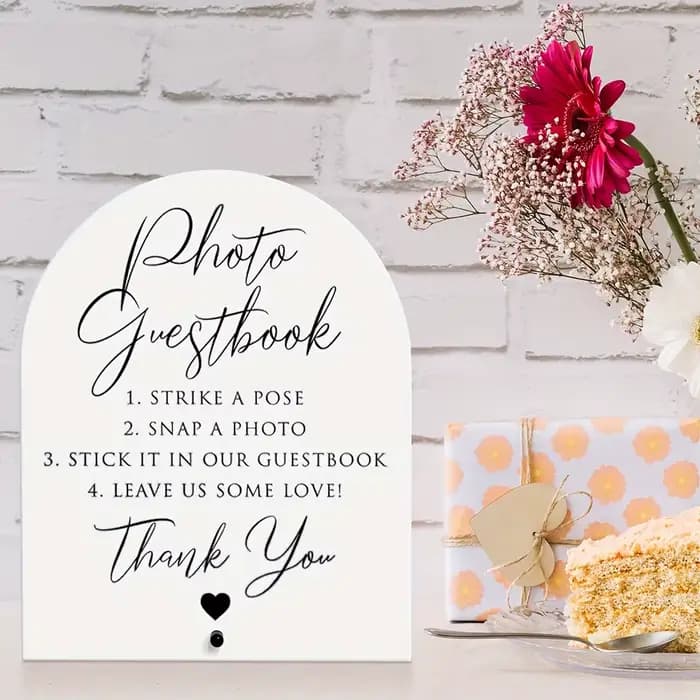 Une carte de bienvenue de 24 x 20 cm où les invités peuvent laisser leurs photos, coller dans le livre d'or et laissez un message aimant!