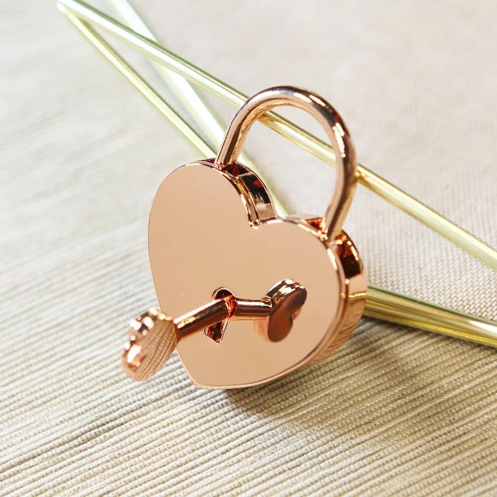 Cadenas personnalisé en forme de cœur d'amour gravé, pont de voyage, cadeaux pour Couples, serrures 