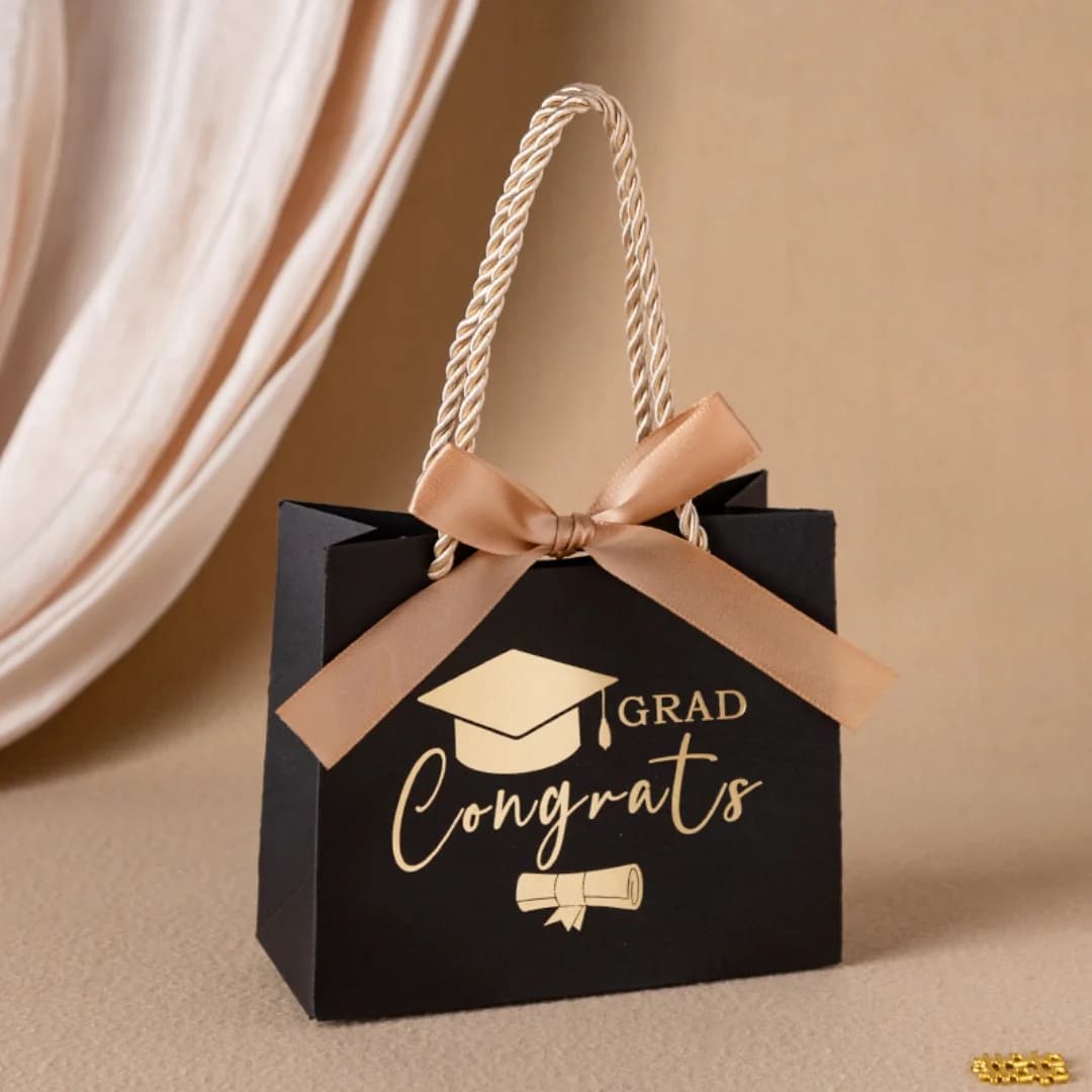 Sac cadeau de remise de diplôme en papier avec dorure à chaud, motif 'Félicitations diplômé' et casq