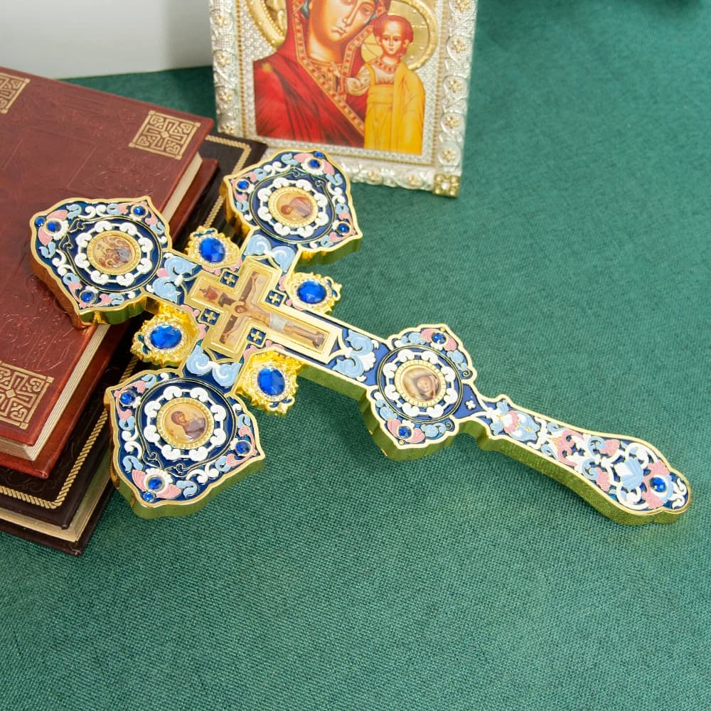 Crocififix d'autel de qualité ecclésiastique, plaqué or, en cloisonné vert, en forme de croix sur pi