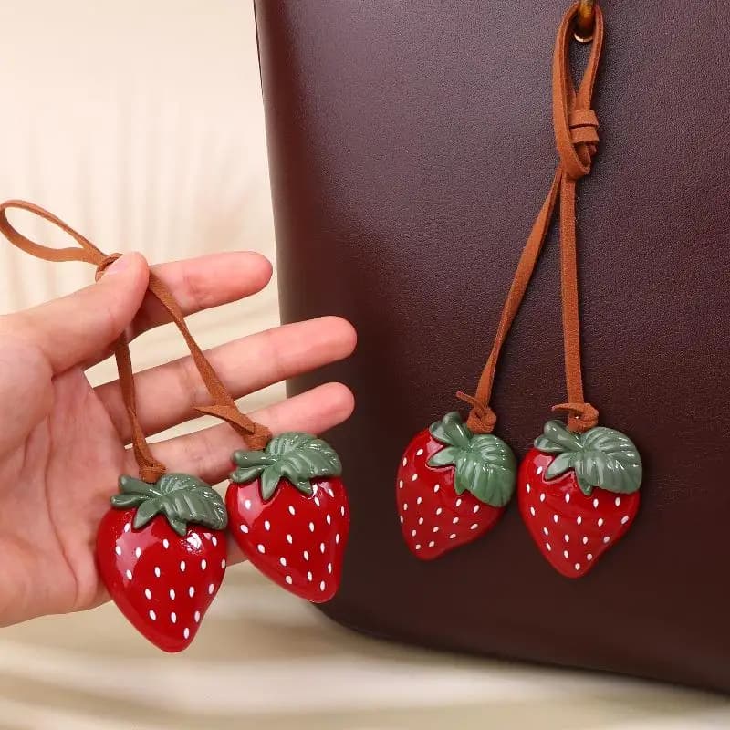 Accessoire de valise de porte-clés de voiture pendentif de sac à main d'ornement de fraise élégant; 