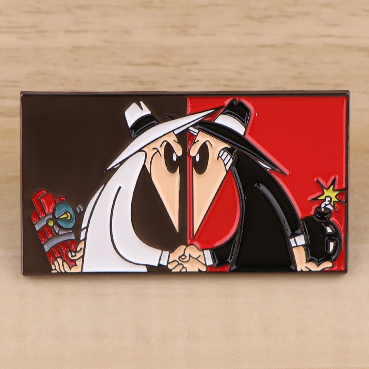 Jeu Spy-vs-Spy Badge sur sac à dos noir et blanc Spy émail broche broches épinglettes vêtements bijo