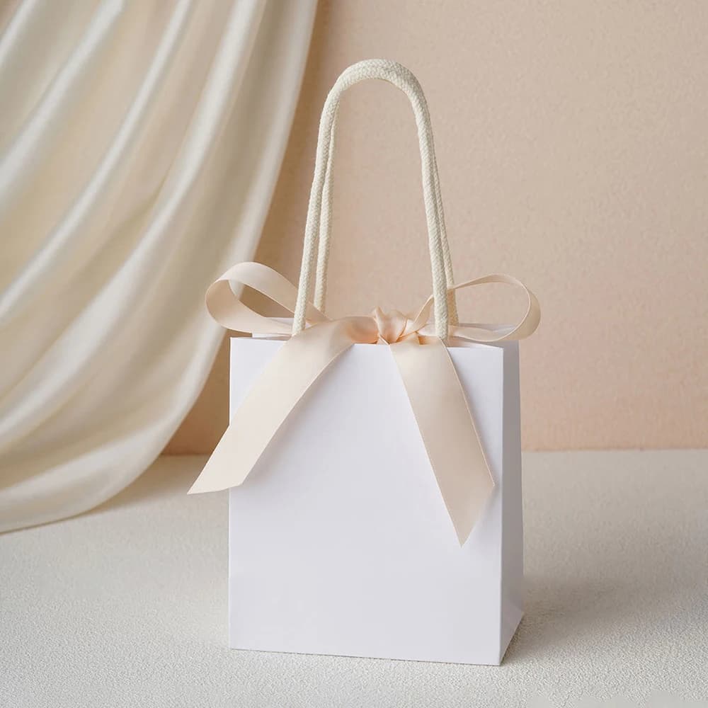 Sacs en papier blanc avec ruban de satin et votre logo, sac à poignées cadeaux personnalisé pour pré