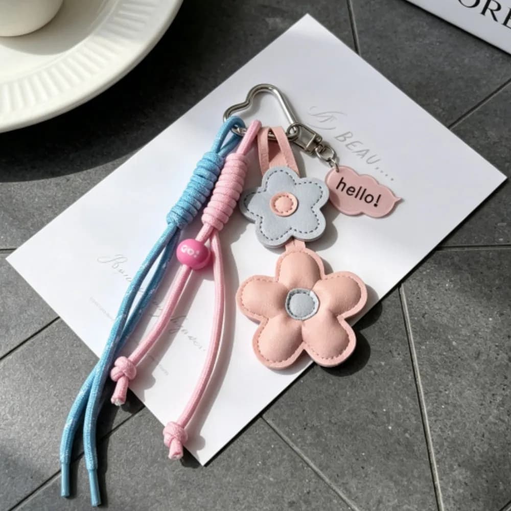 Porte-clés en cuir avec fleurs roses et bleues, cordon tressé et pendentif en acrylique, accessoire 