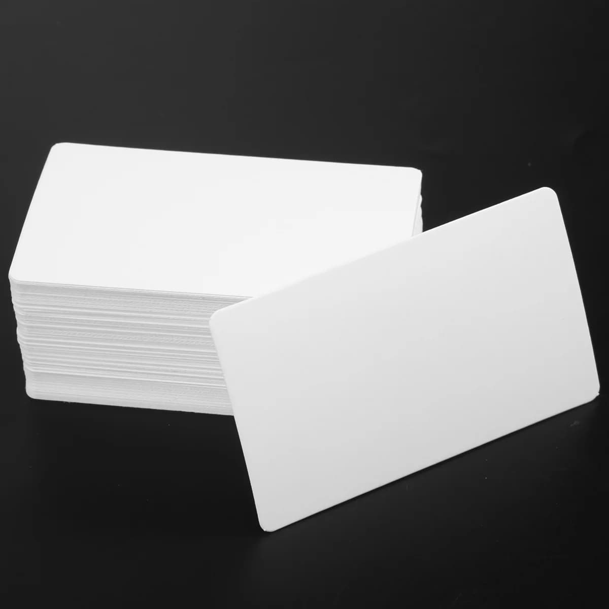 Carton blanc vierge en papier, cartes de visite, carte de mots, étiquette de bricolage, carte-cadeau