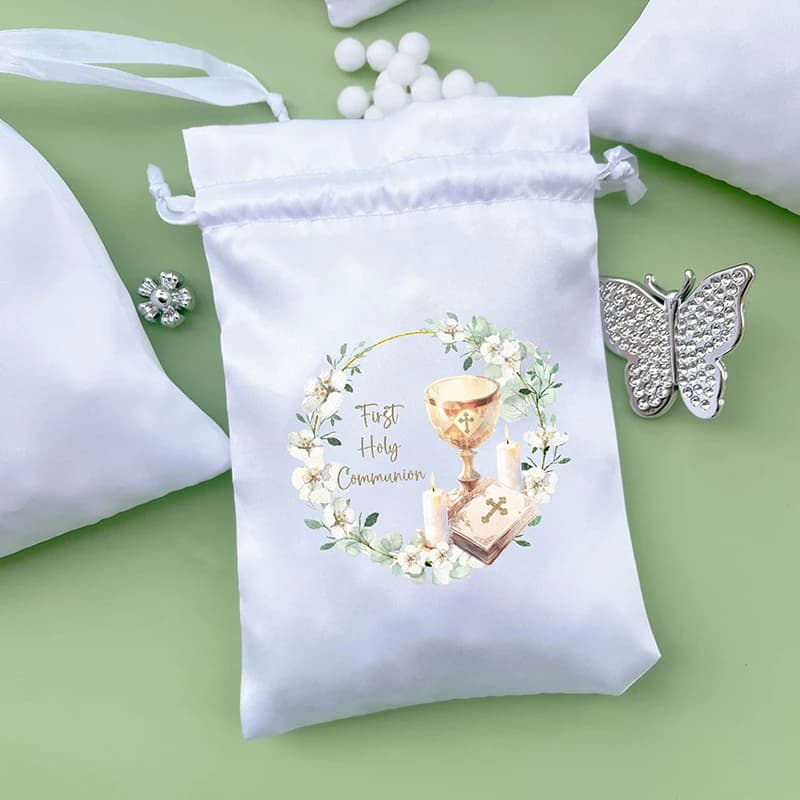 Lot de 5 sacs cadeaux blancs avec motif croix, calice, couronne florale et Bible, pour garçon et fil