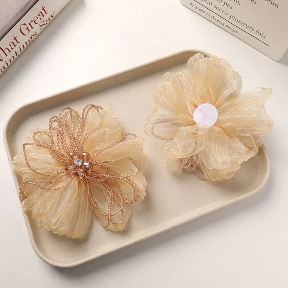 Fleur en tissu organza, patch floral perlé, design délicat, corsage en tissu, décoration en cristal,