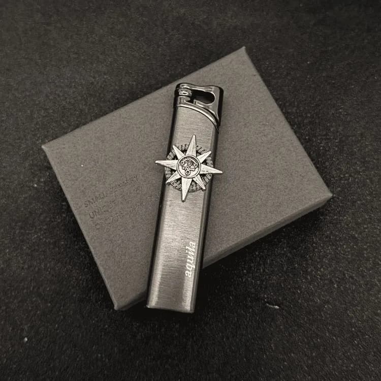 Briquet tendance boussole nautique, finition argentée élégante, torche à flamme rose, rechargeable a