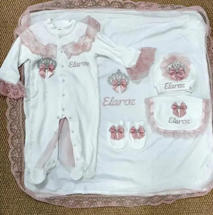 Coffret cadeau princesse Jacqueline pour bébé fille – Tenue complète, chapeau, bavoir avec couronne 
