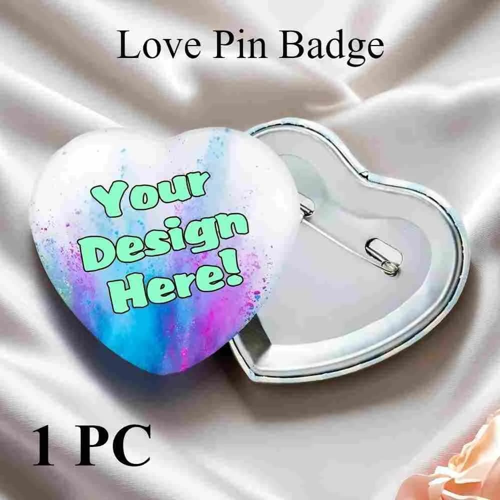 Badges personnalisés en étain en forme de cœur, avec des motifs de texte et des logos imprimés, un c