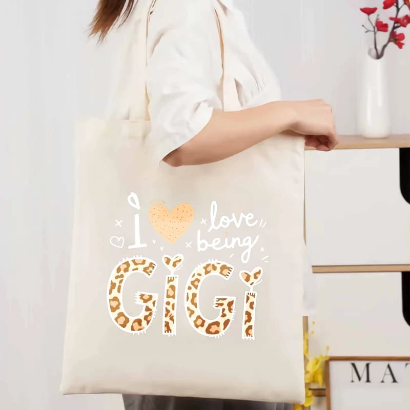 Un sac fourre-tout en toile de couleur crème avec "I Love Dangjiji", imprimé léopard et un motif cœu