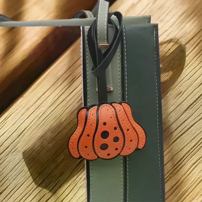 Breloque suspendue pour sac sur le thème d'Halloween ; Porte-clés en cuir de citrouille pour tasse à café ; Sangle de lanière pour téléphone ; Accessoire de décoration unique pour femme