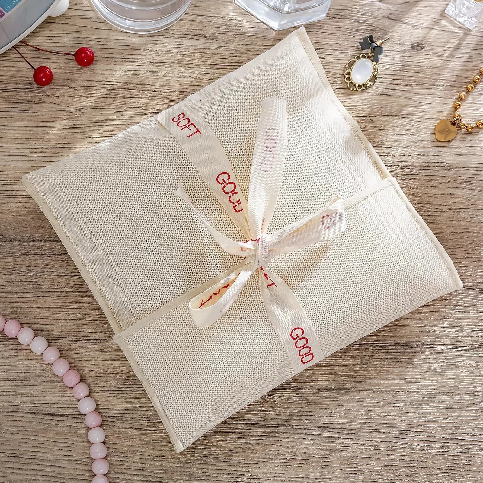 Sac d'emballage en coton écologique pour cosmétiques et bijoux avec ruban, logo personnalisé imprimé, sac à poussière en mousseline pour vêtements de bébé