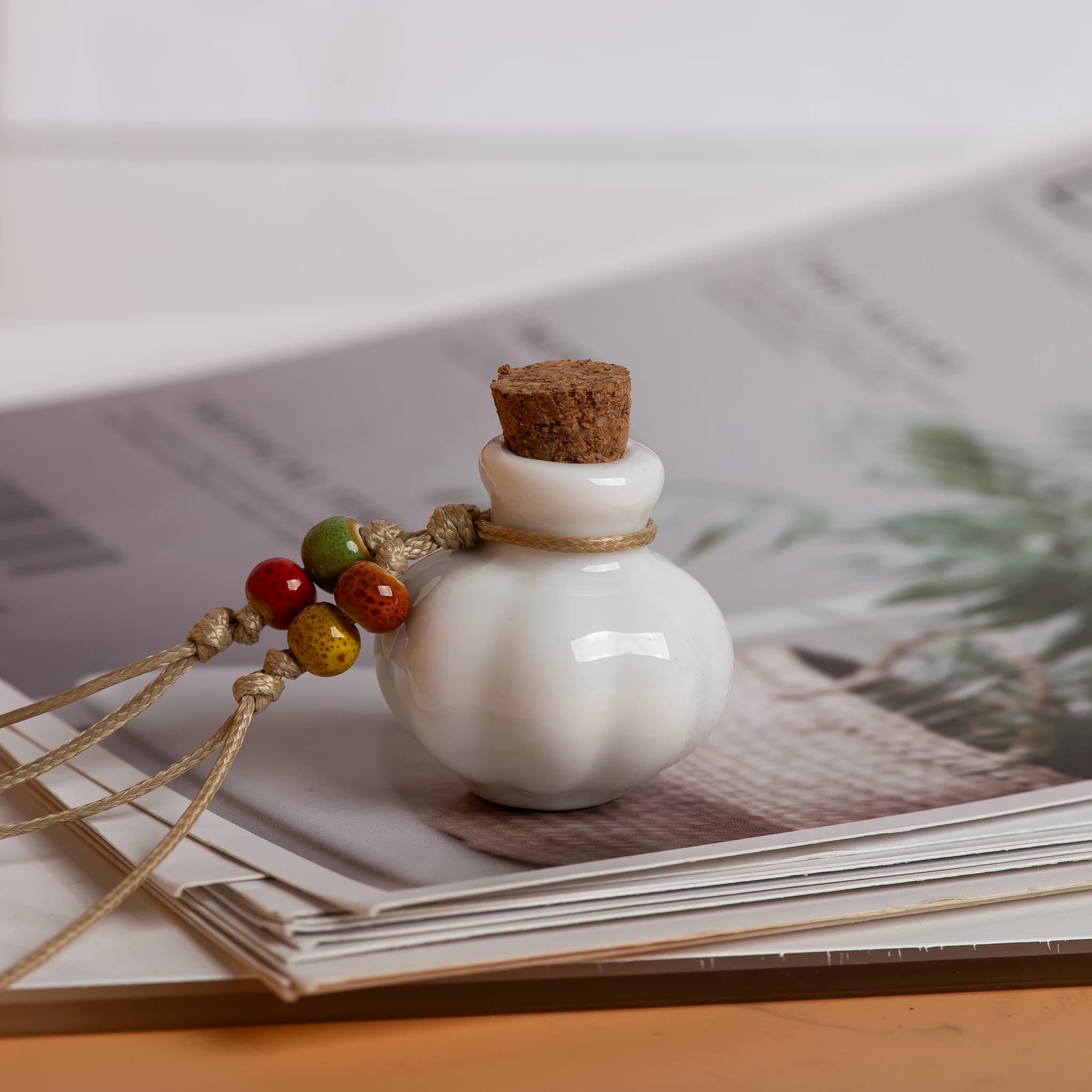 Pendentif de bouteille de parfum en céramique fait à la main, diffuseur d'huile essentielle, bijoux artisanaux artisanaux