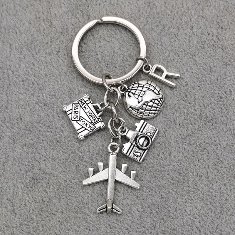 Porte-clés de voyage avec breloque lettre A-Z, avion, globe, bagage, appareil photo – Accessoire de mode pour les amateurs de voyage, idéal comme cadeau