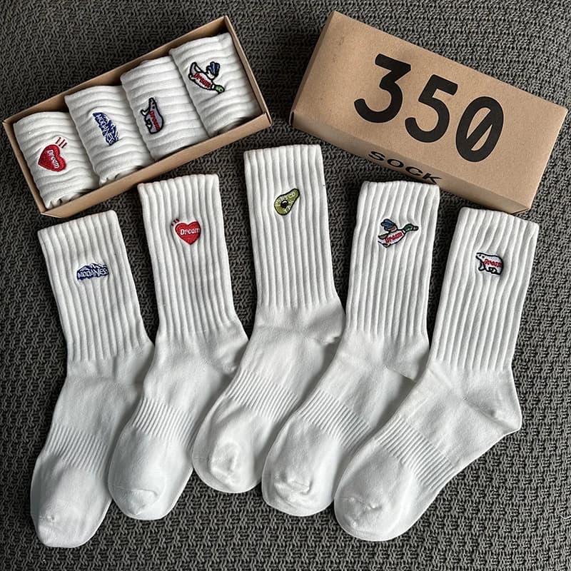 Chaussettes noires pour hommes, boîte-cadeau, 4 paires/boîte, broderie à la mode, livraison gratuite, cadeaux amusants, Tube central