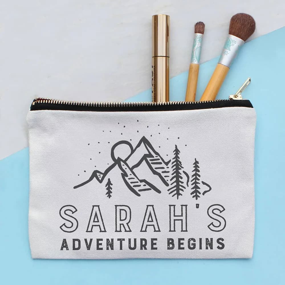 Trousse de maquillage d'aventure personnalisée, Souvenirs de mariage, cadeaux de fête prénuptiale, cadeau de demoiselle d'honneur, trousse de toilette de voyage