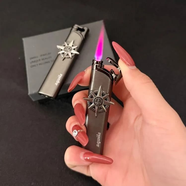 Briquet tendance boussole nautique, finition argentée élégante, torche à flamme rose, rechargeable au butane pour usage quotidien