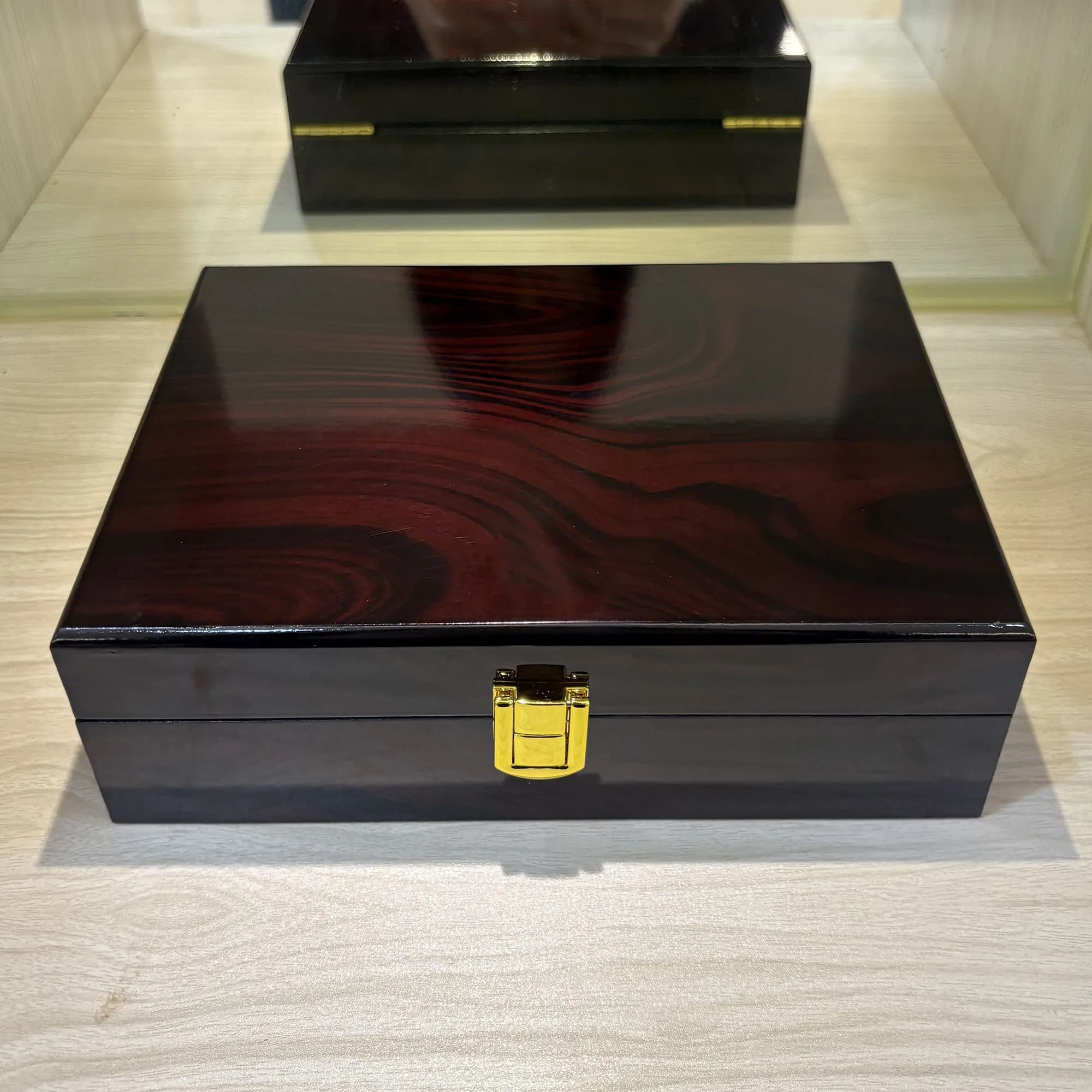 Boîte de rangement en bois laqué brillant haut de gamme pour ceintures, emballage cadeau premium, rangement multifonctionnel pour bijoux et accessoires, avec fermeture sécurisée
