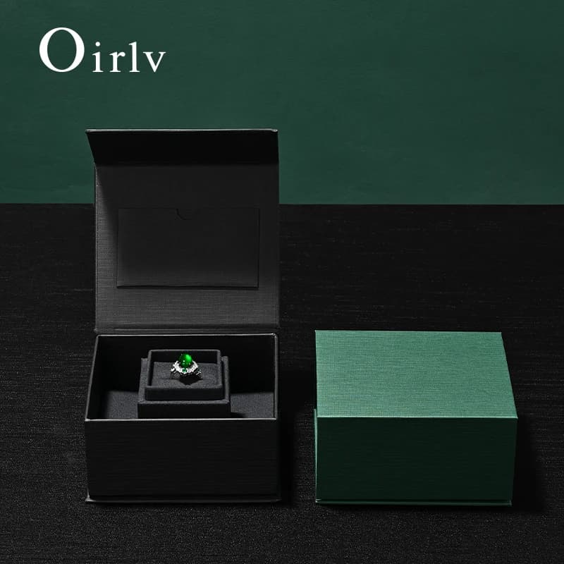 Boîte à bagues Oirlv : conçue ingéniosamente avec une fente spécialisée pour un placement sécurisé des bijoux, aéré une structure sophistiquée