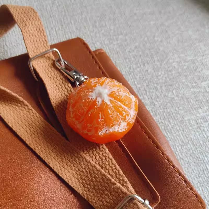 Pendentif porte-clés Orange à moitié pelé 3d réaliste