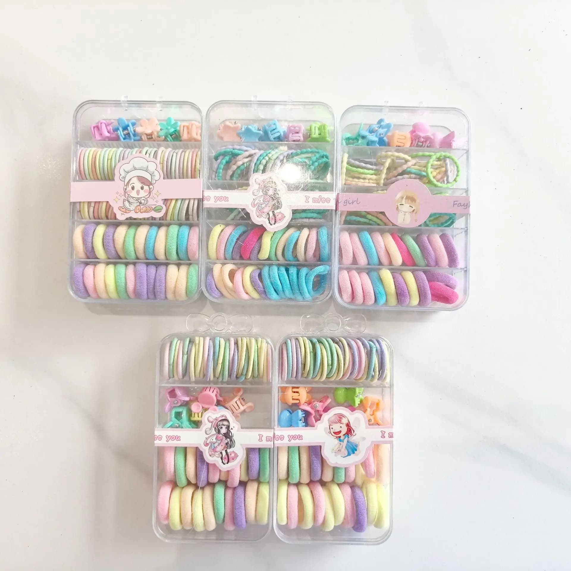 Une grande quantité d'un joli ensemble d'accessoires pour cheveux pour enfants.