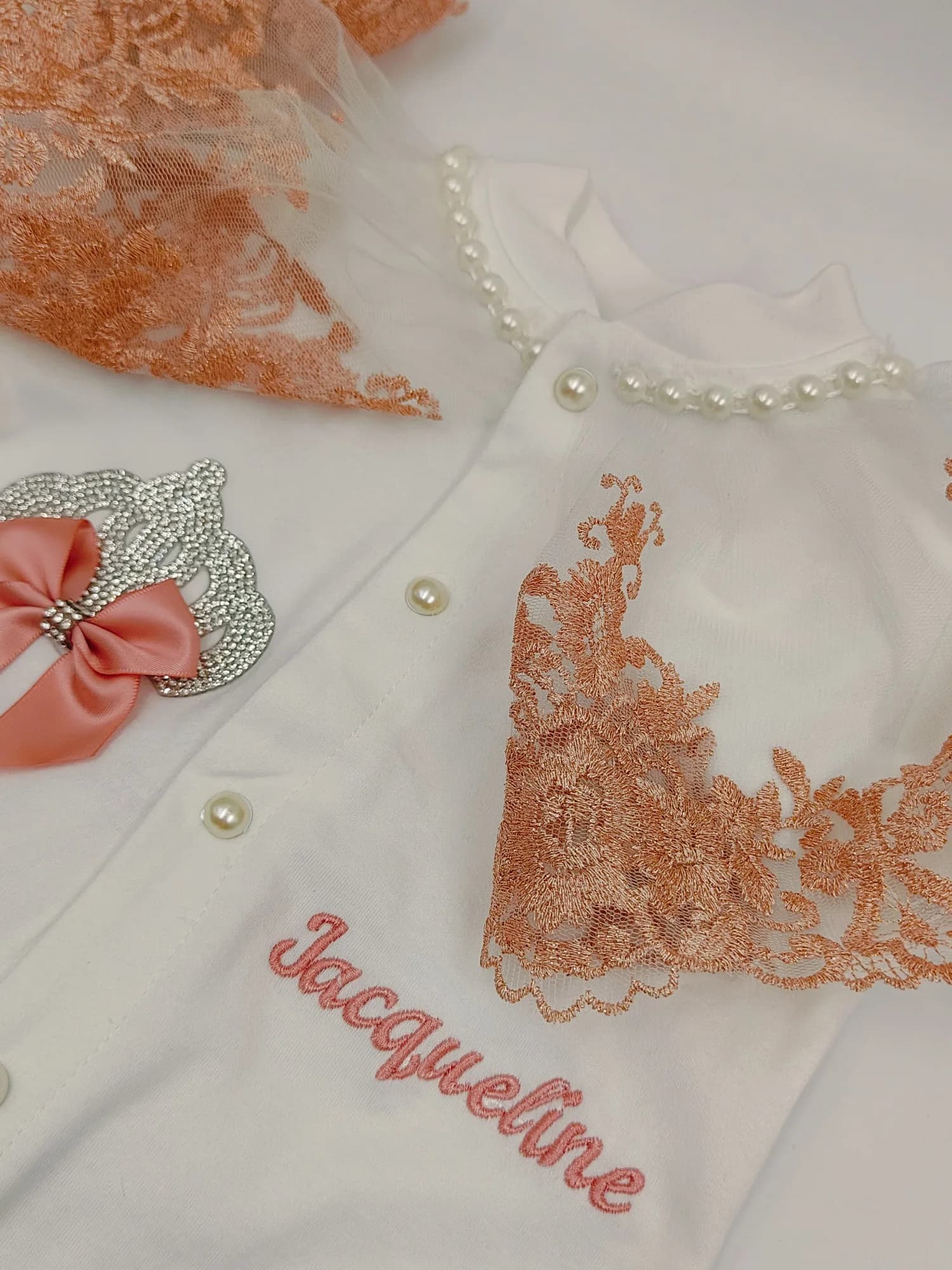 Coffret cadeau princesse Jacqueline pour bébé fille – Tenue complète, chapeau, bavoir avec couronne en dentelle brodée pour baptême