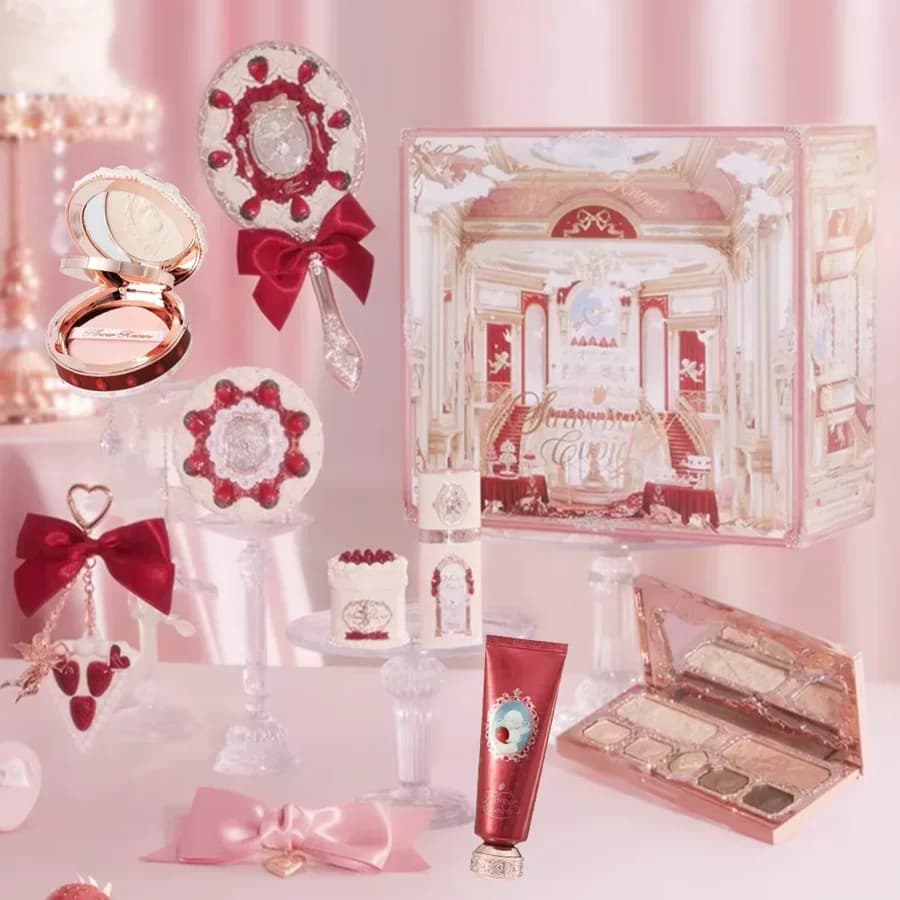 Collection Flower Know Strawberry Cupid Box : Coffret de maquillage complet, palette, poudre pressée, blush, rouge à lèvres, boîte mystère