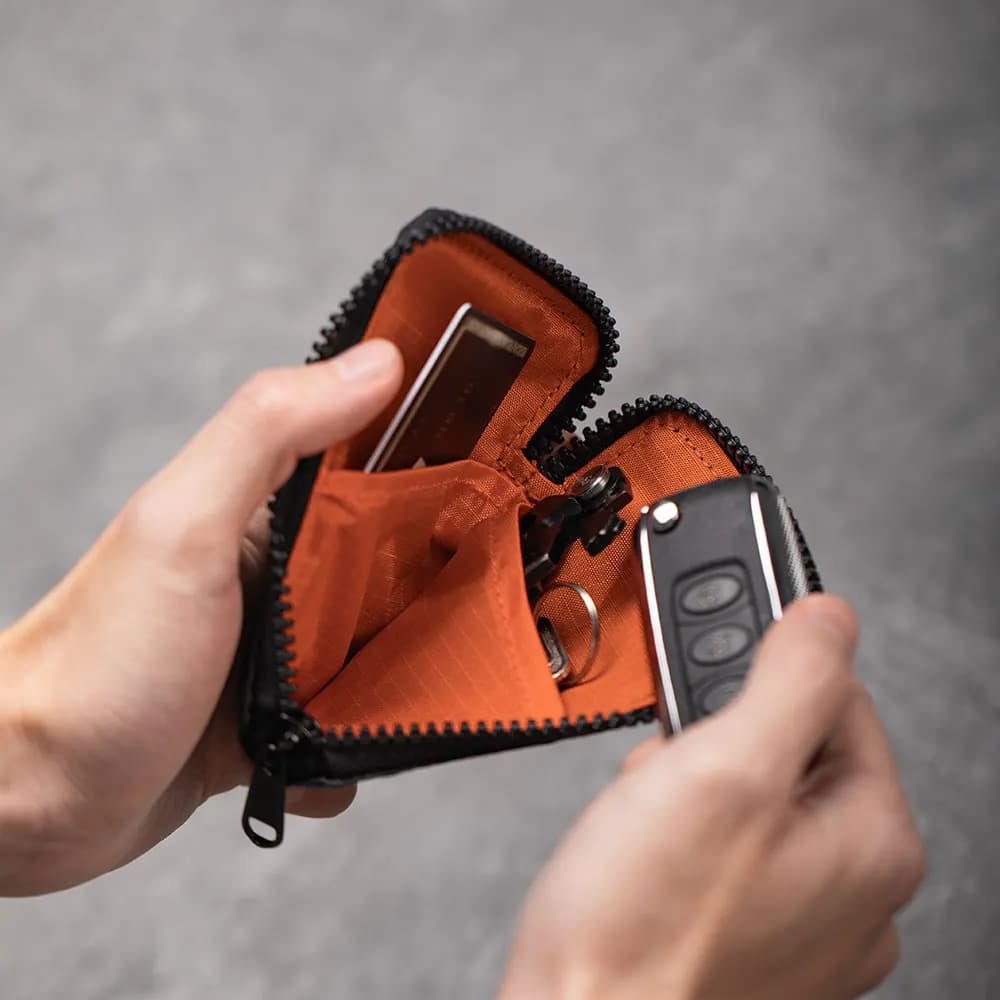 Pochette pour cartes zippée – Utilisez comme porte-cartes et pochette pour pièces de monnaie – Peut contenir 12 à 20 cartes et espèces – Fabriqué avec Axoflux noir et blocage RFID
