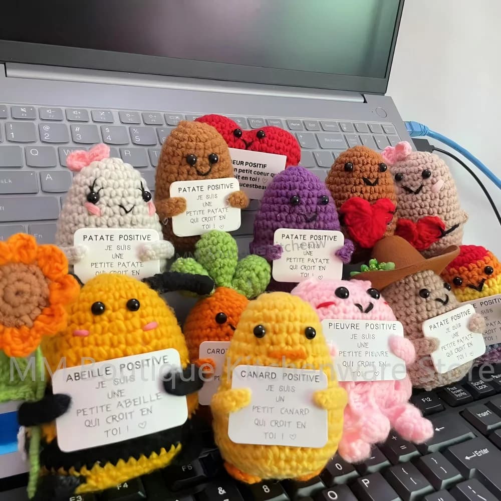 Poupée au crochet faite à la main à énergie positive française, décoration de bureau, ornement de voiture, maison et cadeau plein de vitalité
