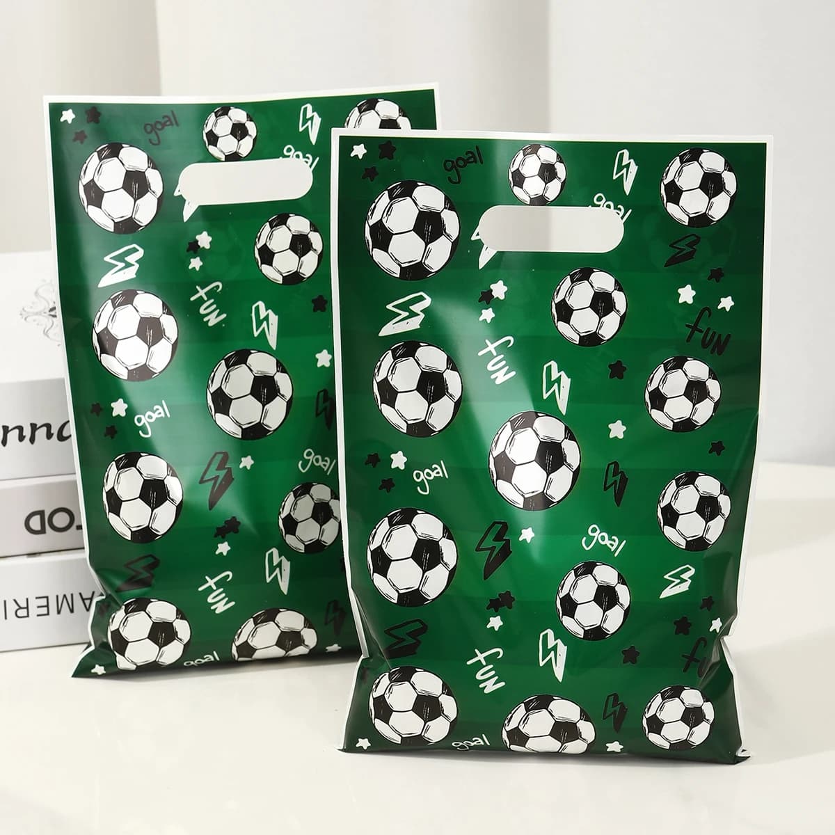 Sacs cadeaux de football vert en plastique, 10/20/50 pièces, sacs à bonbons pour les fans de football, fournitures pour fête d'anniversaire à thème