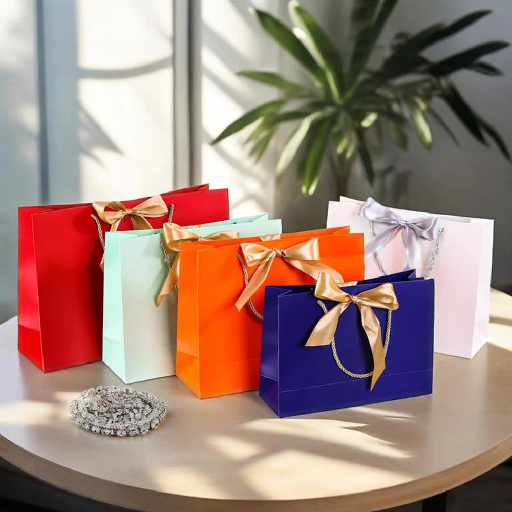 Sac en papier avec Logo personnalisé pour femmes, sacs cadeaux de mariage avec ruban à nœud, Shopping, cosmétiques, bijoux, chaussures, vêtements, emballage