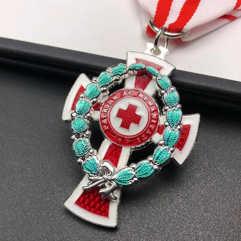 Décoration d'honneur de la croix rouge, guirlande de feuilles en caoutchouc plaqué argent, Badge de croix rouge, pendentif, ruban, médaille, cadeaux de Collection