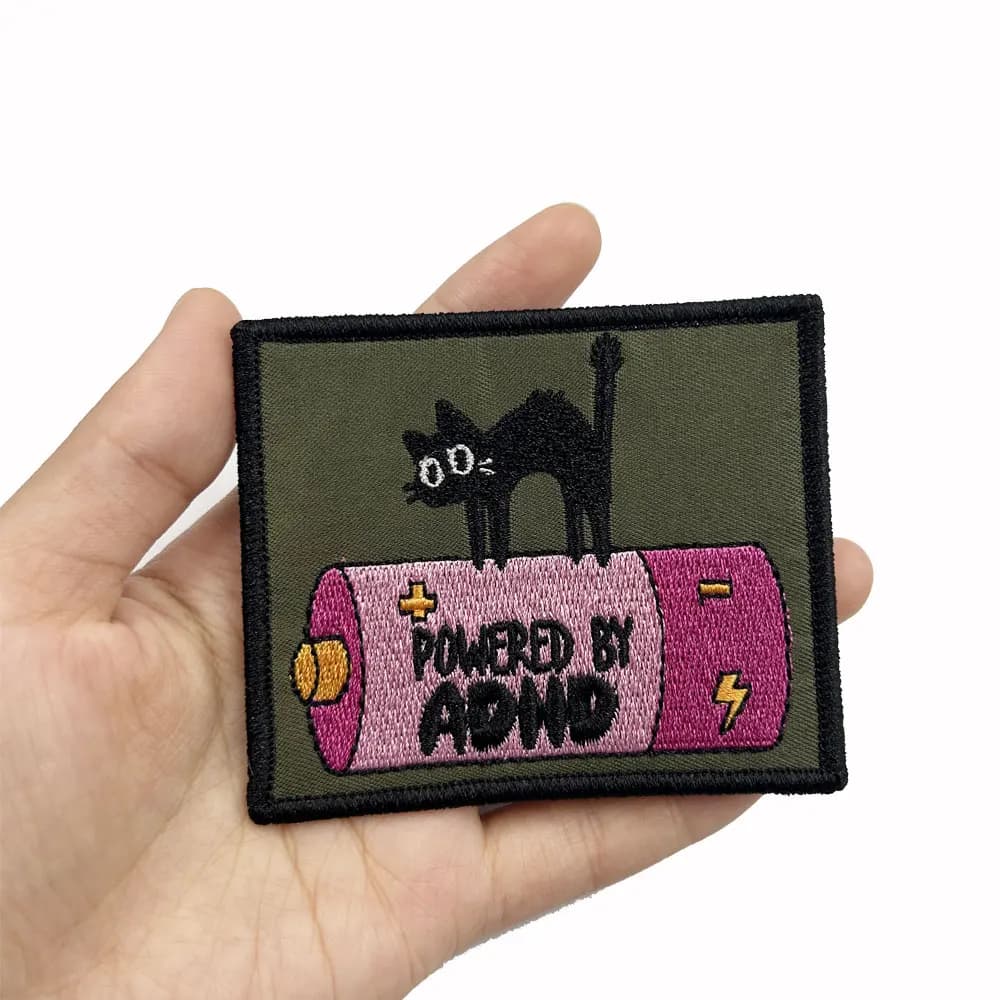 POWERED by TDAH Badge de patch brodé, avec crochets utilisés pour les sacs à dos et les vêtements – Accessoire unique pour la mode