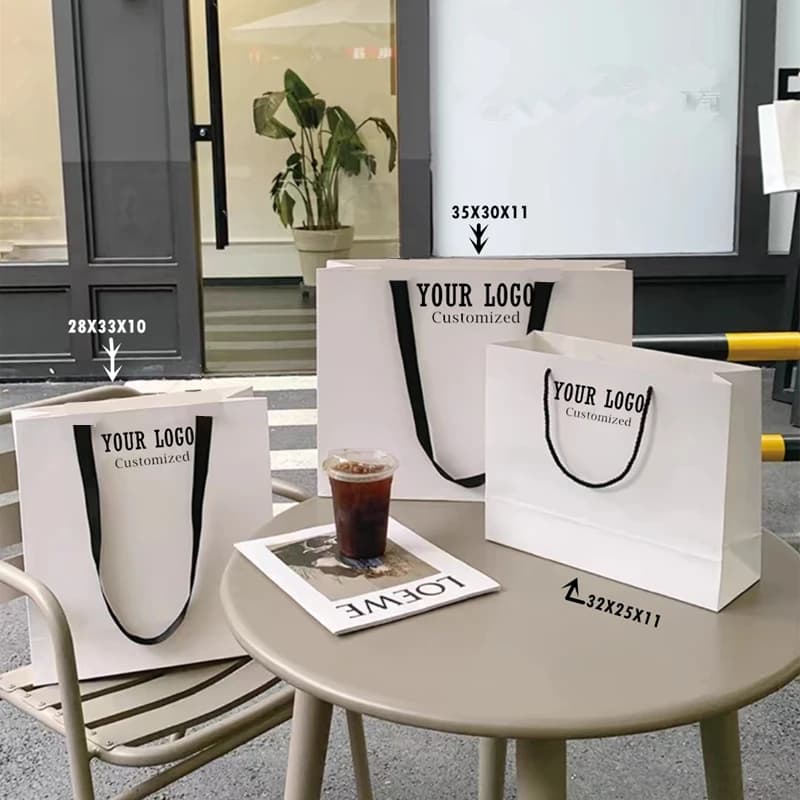 Emballage en papier kraft Les sacs cadeaux pour la personnalisation du logo sont uniquement pour l'impression du logo et n'inclut pas le coût du sac