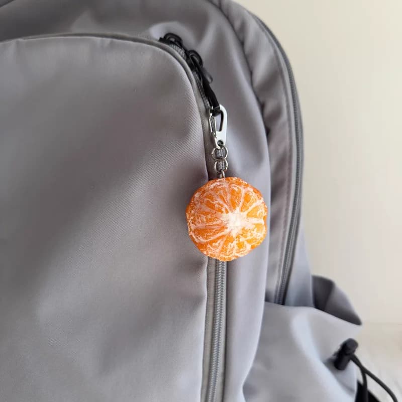 Pendentif porte-clés Orange à moitié pelé 3d réaliste