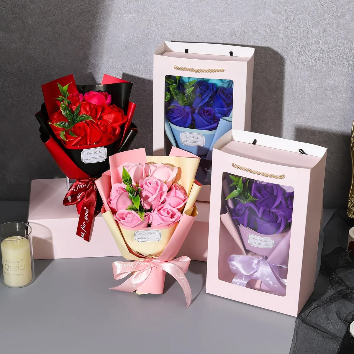 Bouquet de fausses roses romantique dans une boîte cadeau avec un ours en peluche mignon