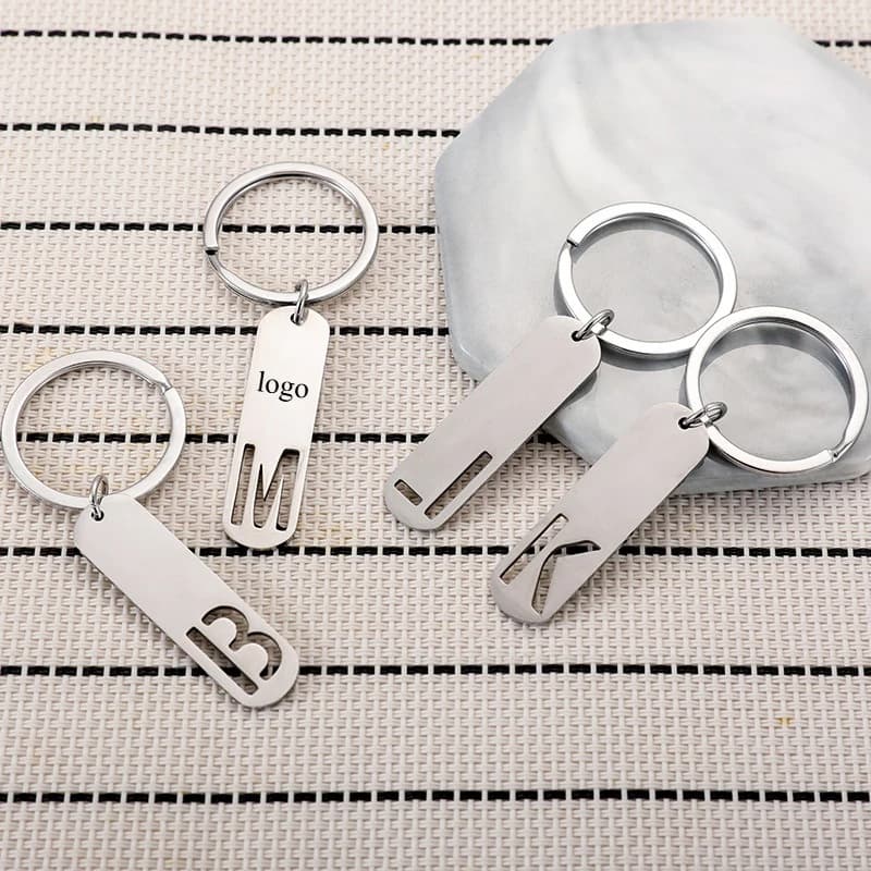 LOGO personnalisé 26 lettre étiquette suspendue porte-clés en acier inoxydable lettre creuse porte-clés Laser graver nom voiture porte-clés sac pendentif