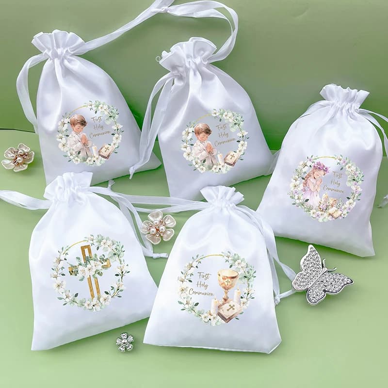 Lot de 5 sacs cadeaux blancs avec motif croix, calice, couronne florale et Bible, pour garçon et fille, décoration de 1ère Communion, cadeau de remerciement